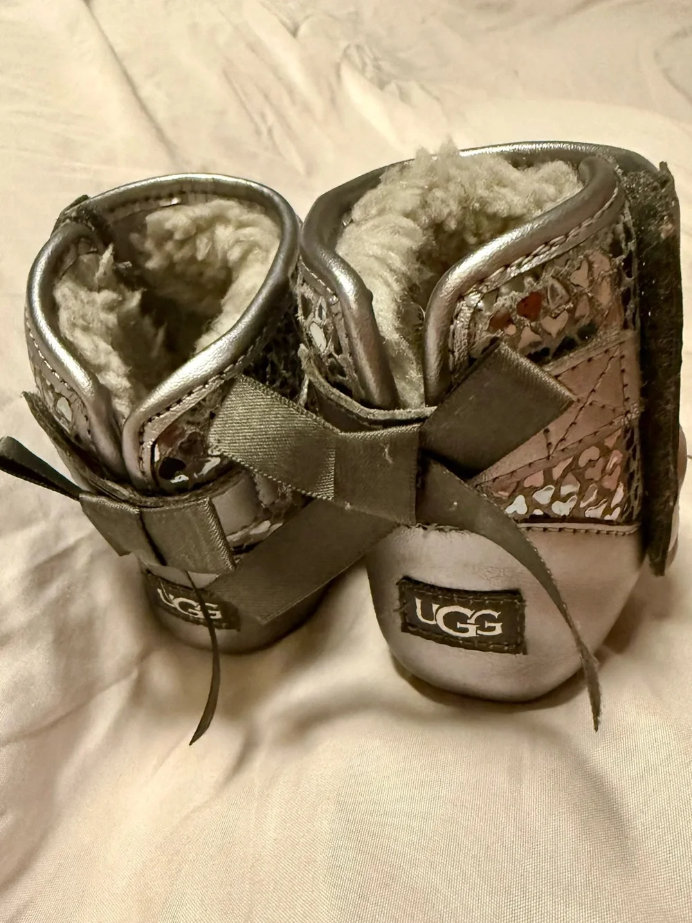 Baby girl silver shimmer hearts UGG LIKE NEW!!!